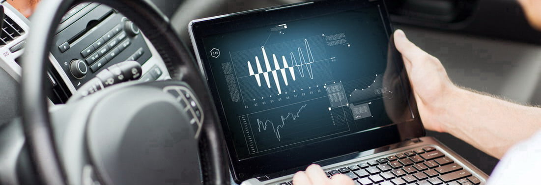 Laptop cu software de diagnoză auto afișând parametrii motorului